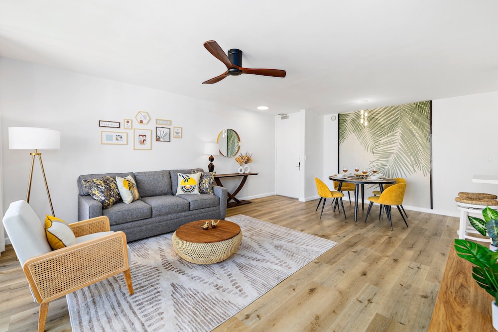 Premium Remodeled Condo with Ocean View and Parking: Premium Suite, 1 King Bed with Sofa bed, Air conditioning, Ocean View (0132) photo