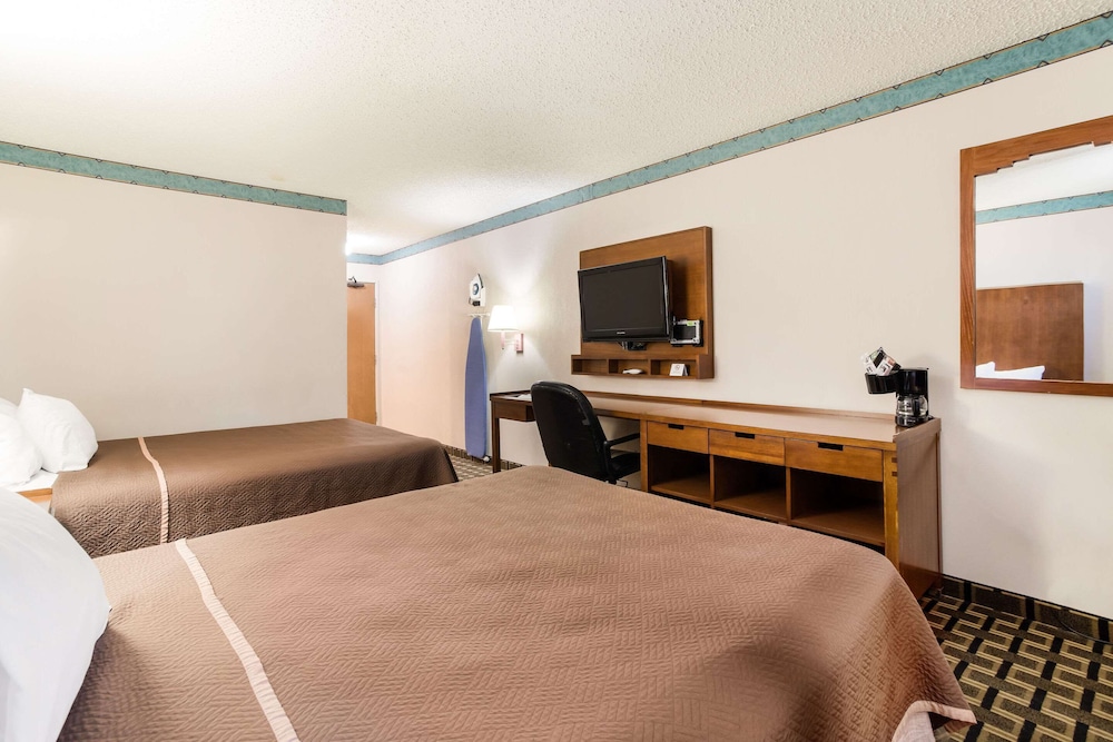 Standard Room, 2 Queen Beds, Non Smoking - Photo 7