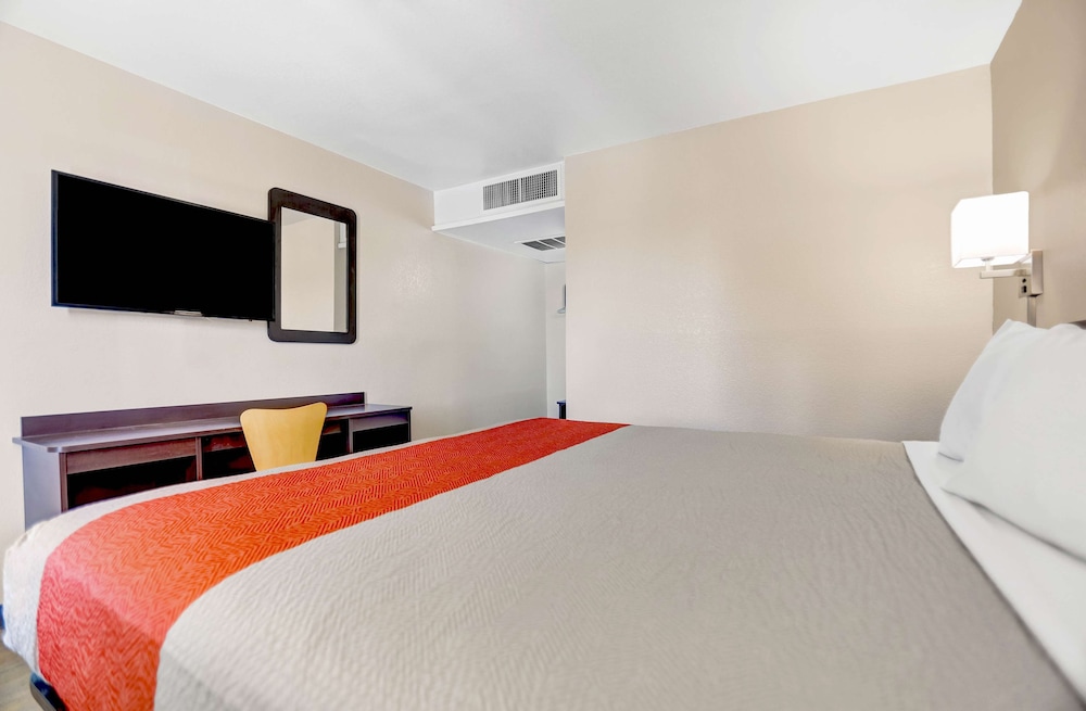 Standard Room, 1 King Bed, Non Smoking photo 3