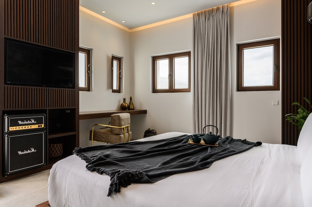 Superior Double room with Luxury Bath, Balcony and Sea View