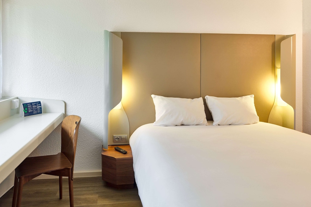 Standard Room, 1 Queen Bed - Photo 1
