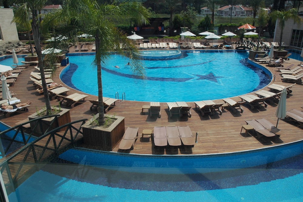 Standard Room, Pool View thumbnail 6