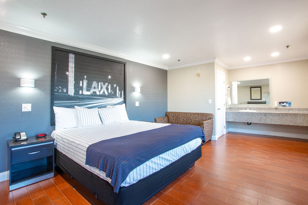 Deluxe King Bed with Balcony photo 2