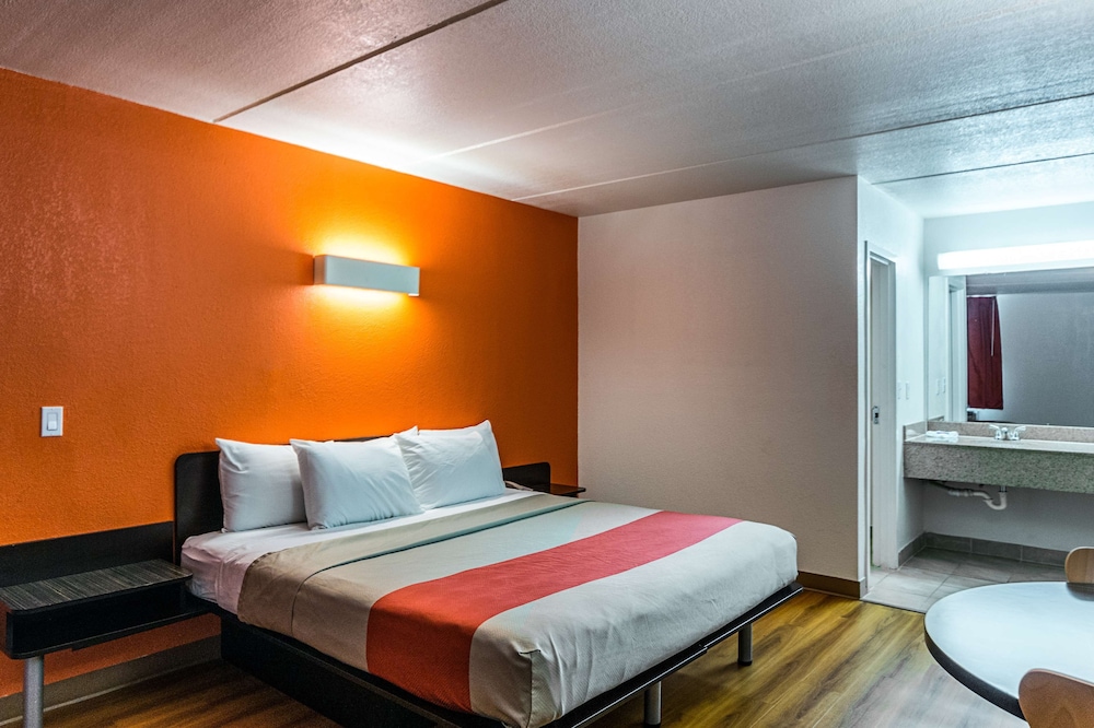 Standard Room, 1 King Bed, Non Smoking - Photo 3