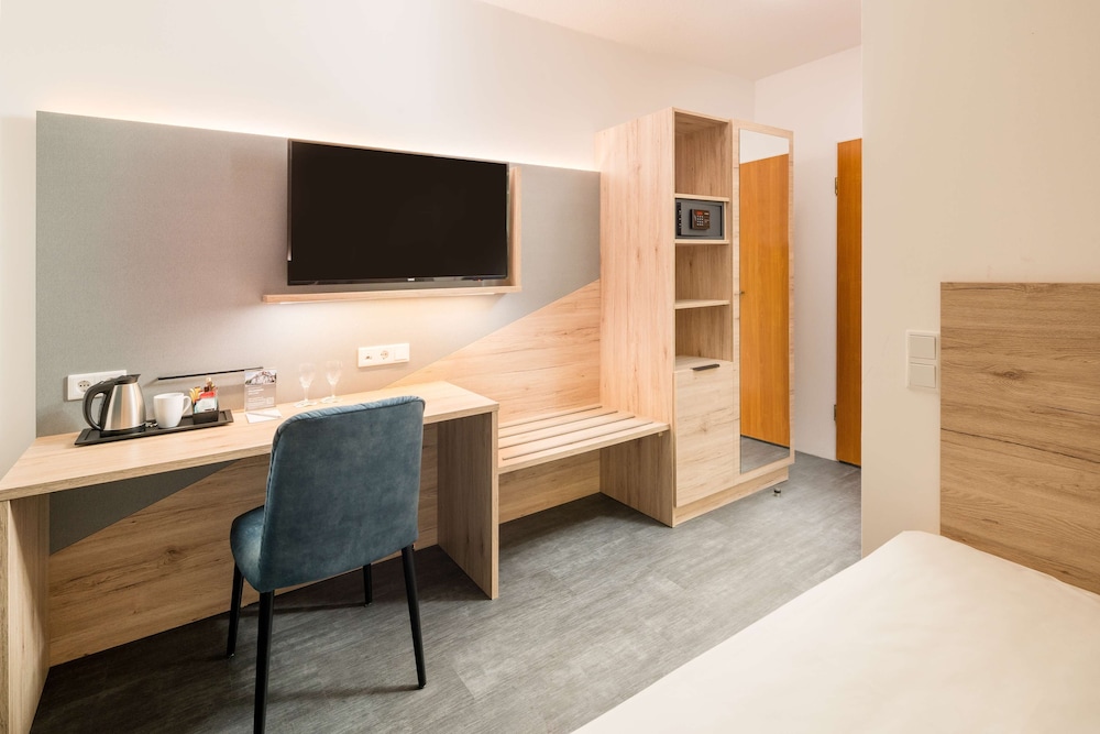 Comfort Room, 1 Queen Bed (Quiet Location) photo 1