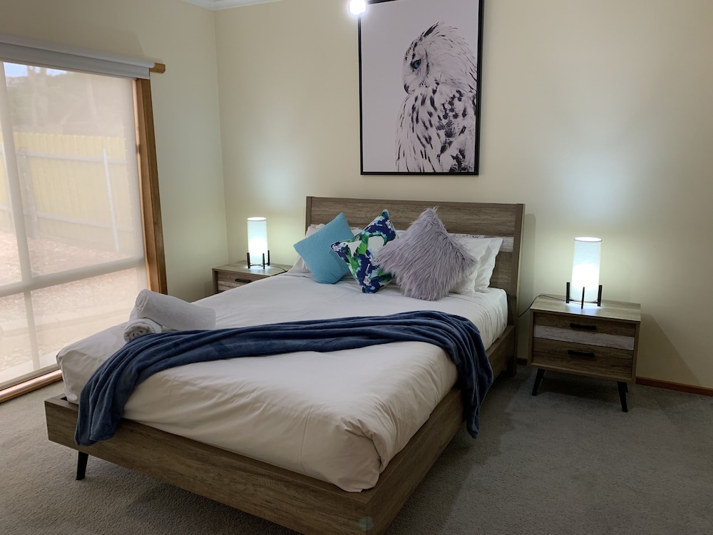 House, 3 Bedrooms, 2 Bathrooms photo 2