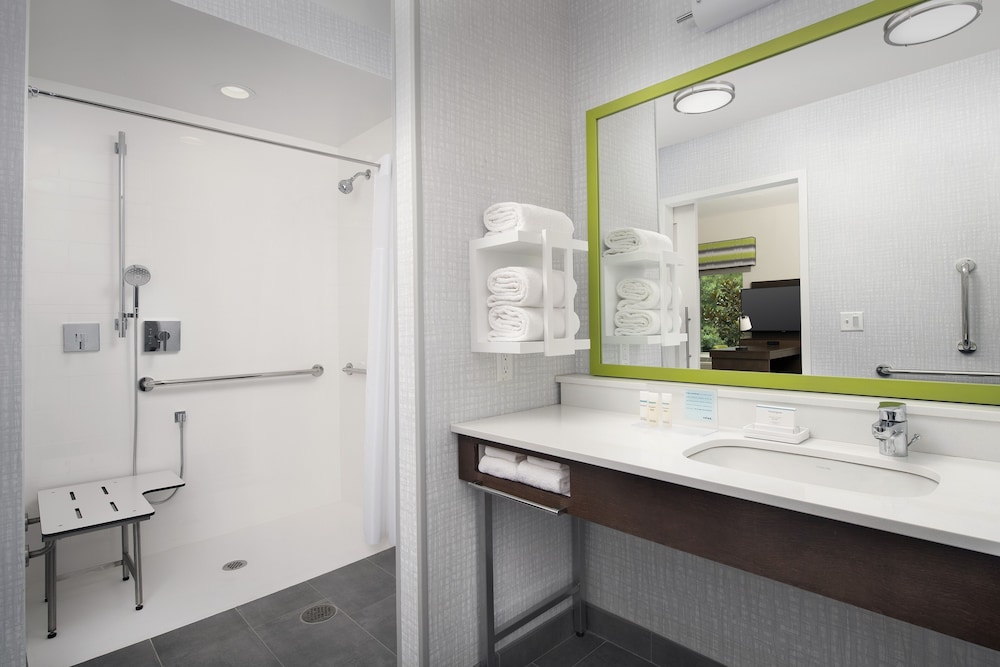 Room, 1 King Bed, Accessible (Mobility & Hearing, Roll-In Shower) - Photo 4