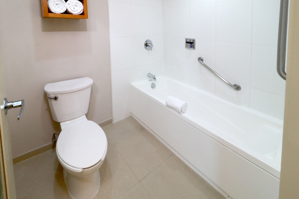 Suite, Kitchen - Photo 8
