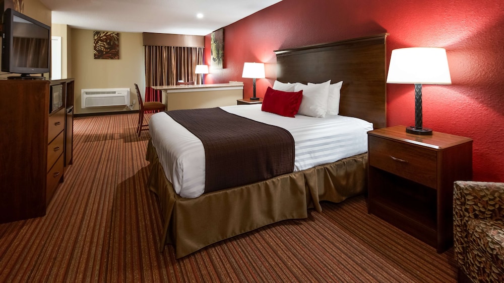 Suite, 1 King Bed, Non Smoking, Refrigerator & Microwave - Photo 1