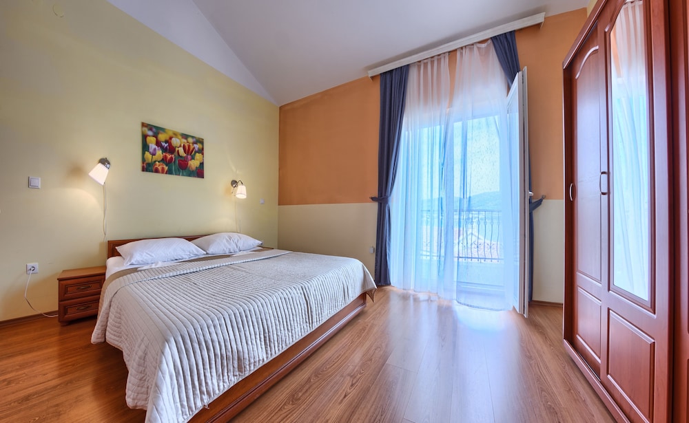 Apartment, 2 Bedrooms, Balcony, Sea View photo 3