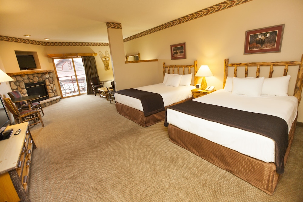 Family Fireplace Suite - Waterpark Included photo 3