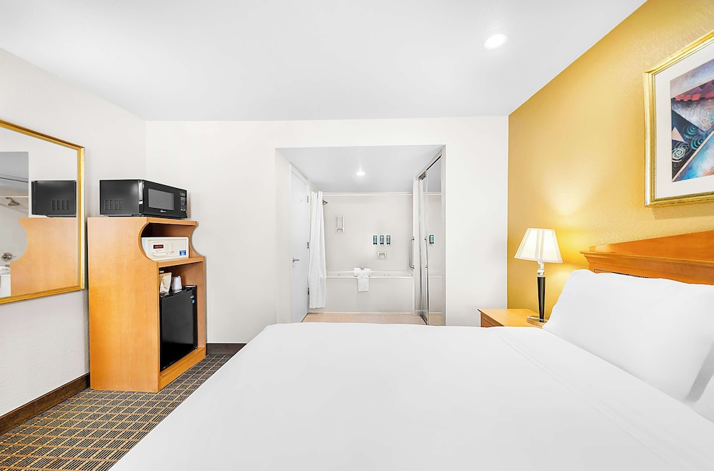 Suite, 1 Queen Bed, Non Smoking, Jetted Tub - Photo 3