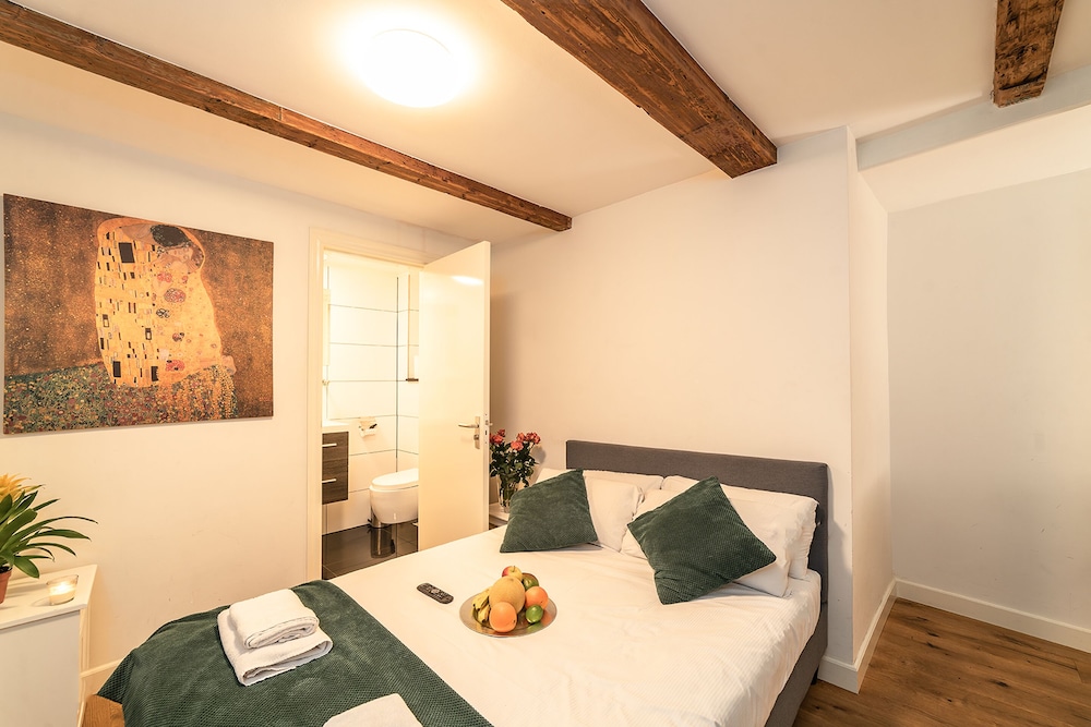City Room photo 1