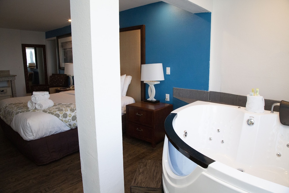 1 King Bed, Jetted Tub, Oceanfront - Photo 2