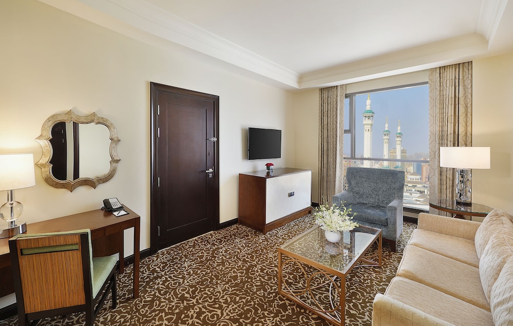 King, Superior Suite, 1 Bedroom thumbnail 5