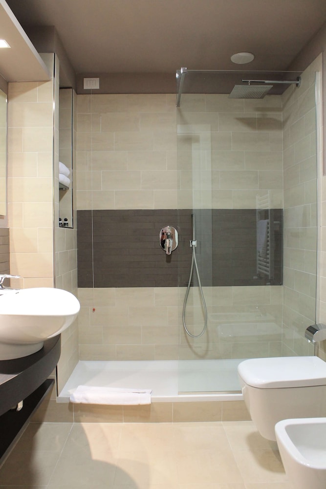 Standard Room, Multiple Beds - Photo 8