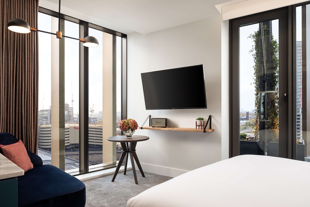 Deluxe Room, 1 King Bed (Olympic Park View) thumbnail 6
