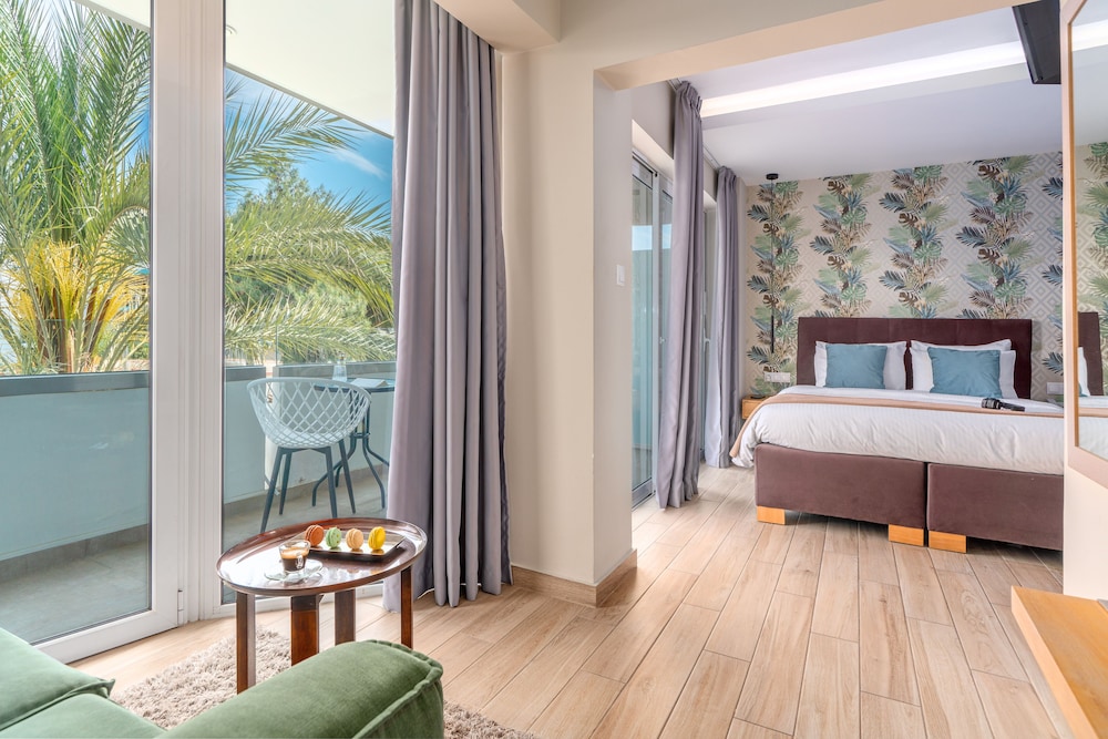 Deluxe Suite, Partial Sea View