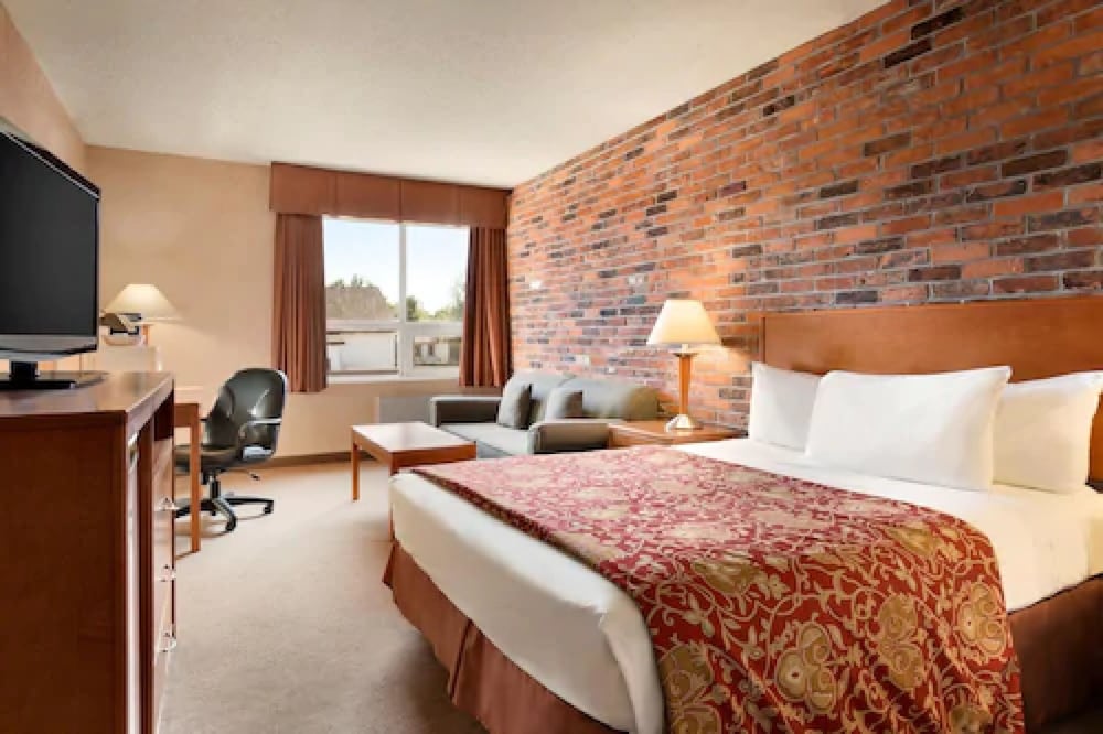 Room, 1 Queen Bed, Non Smoking, Refrigerator & Microwave - Photo 3