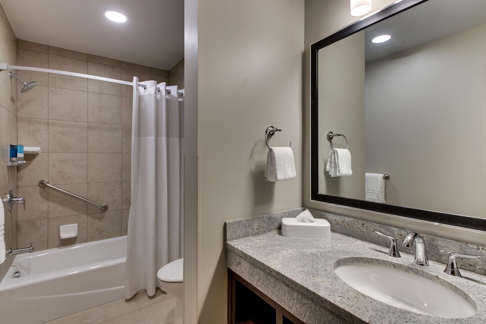 Deluxe Room, 2 Queen Beds, Refrigerator & Microwave (Upper Floor) photo 3