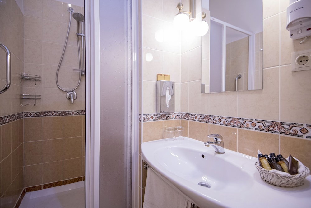 Standard Twin Room - Photo 4