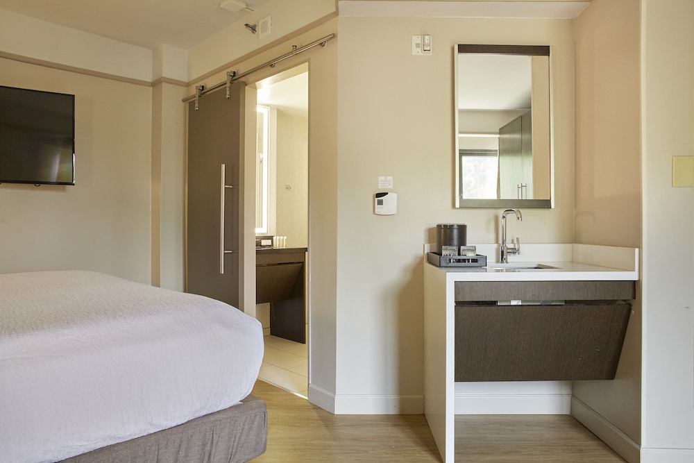 Room, 1 King Bed, Non Smoking - Photo 2