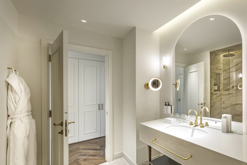 Junior Suite, 1 King Bed (Via Veneto View) thumbnail 6