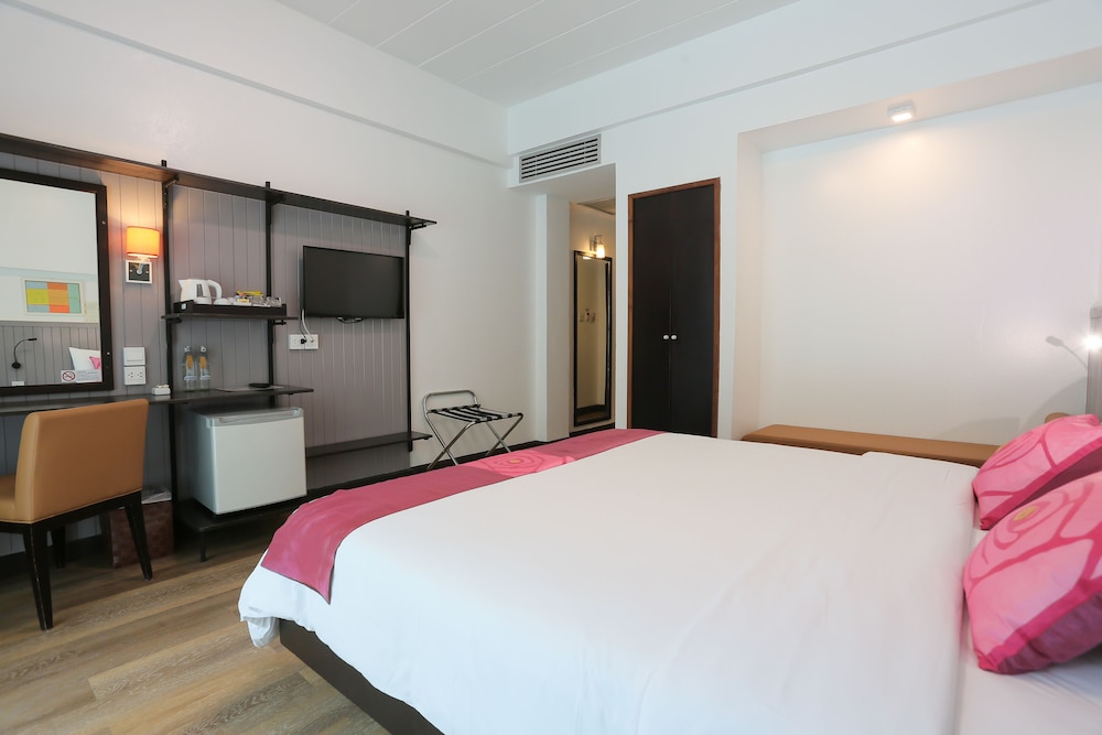Deluxe Balcony King Bed - Photo 3