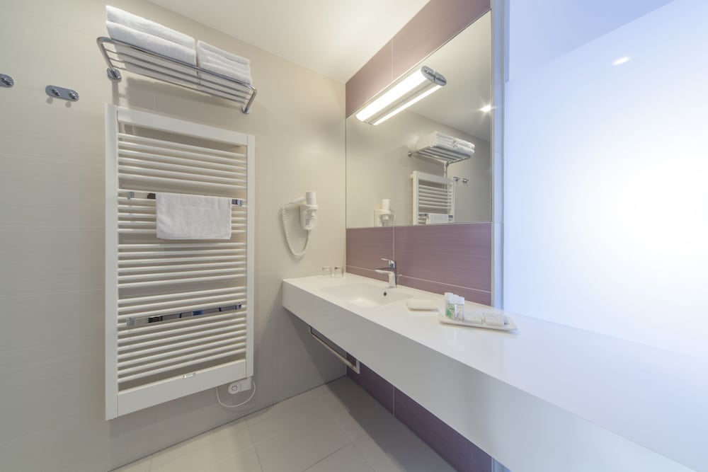 Suite with Balcony and Sea View - Photo 7