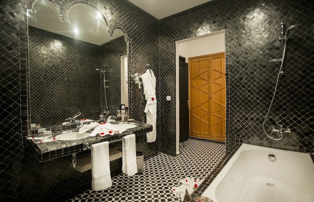 Senior Suite, Non Smoking - Photo 8