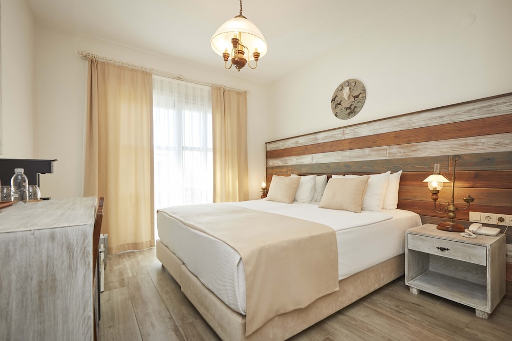Deluxe Double Room - Photo 9