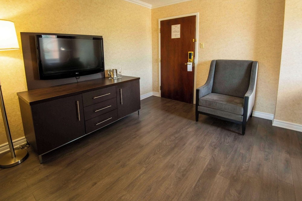 Suite, 1 Queen Bed with Sofa bed, Non Smoking - Photo 9