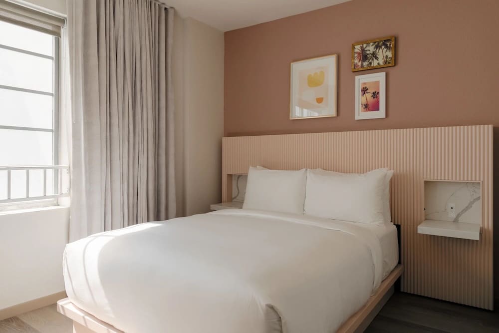Classic Double Room, 1 Queen Bed, Roll-in Shower
