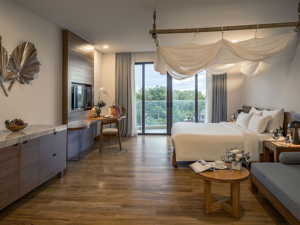Gardenview Deluxe with King Bed photo 1