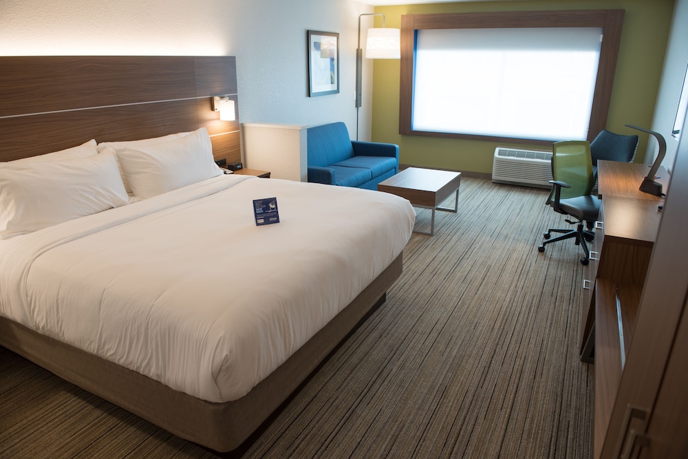 Suite, 1 King Bed with Sofa bed (Walk-In Shower) photo 3