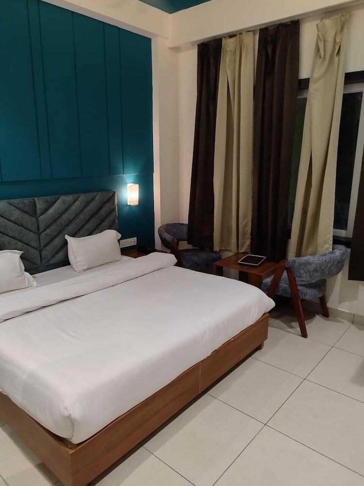 Standard Double Room - Photo 13
