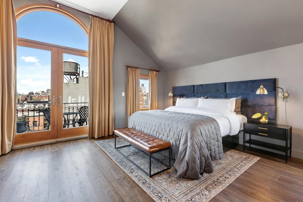 Exclusive Studio Suite, 1 King Bed with Sofa bed, Balcony, City View photo 3