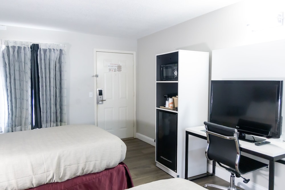 Standard Room, 2 Double Beds, Non Smoking - Photo 8