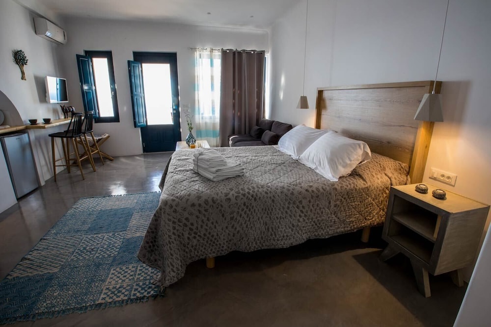 Honeymoon Suite (Outdoor Hot Tub, Caldera View)