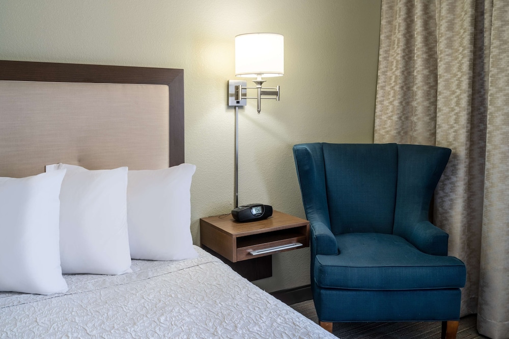 One King Bed, Non-Smoking, Accessible - Photo 3