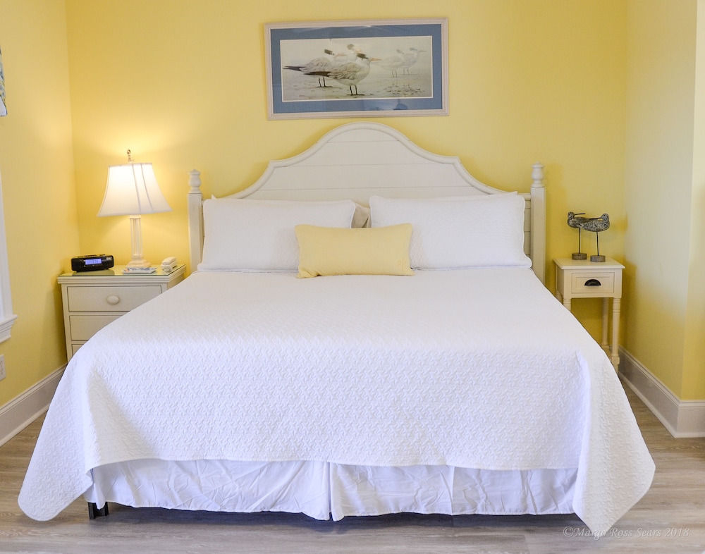 Grand Room, 1 King Bed, Non Smoking (Bird Island)