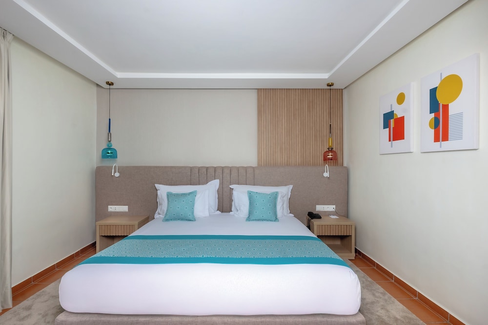 Premium Room, 1 King Bed, Partial Sea View