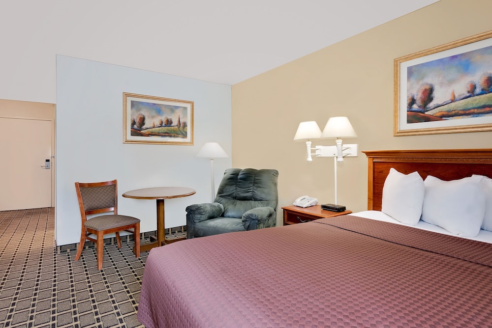 Standard Room, 1 Queen Bed, Accessible photo 1