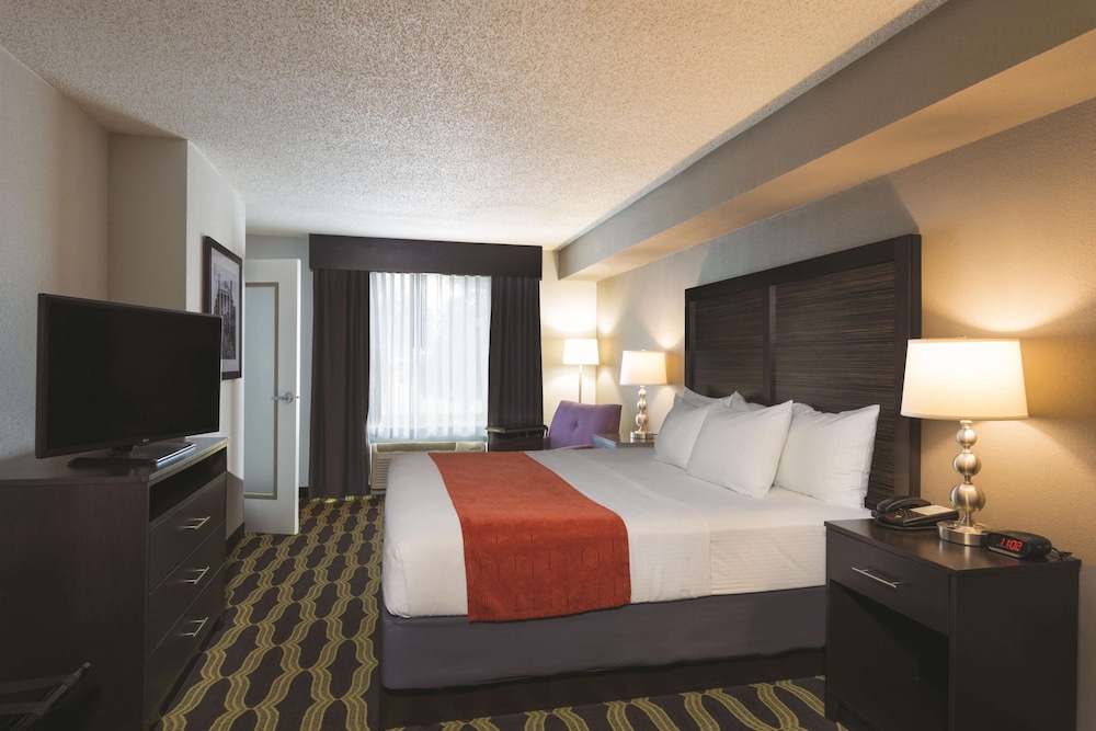 Suite, 1 King Bed, Non Smoking - Photo 1