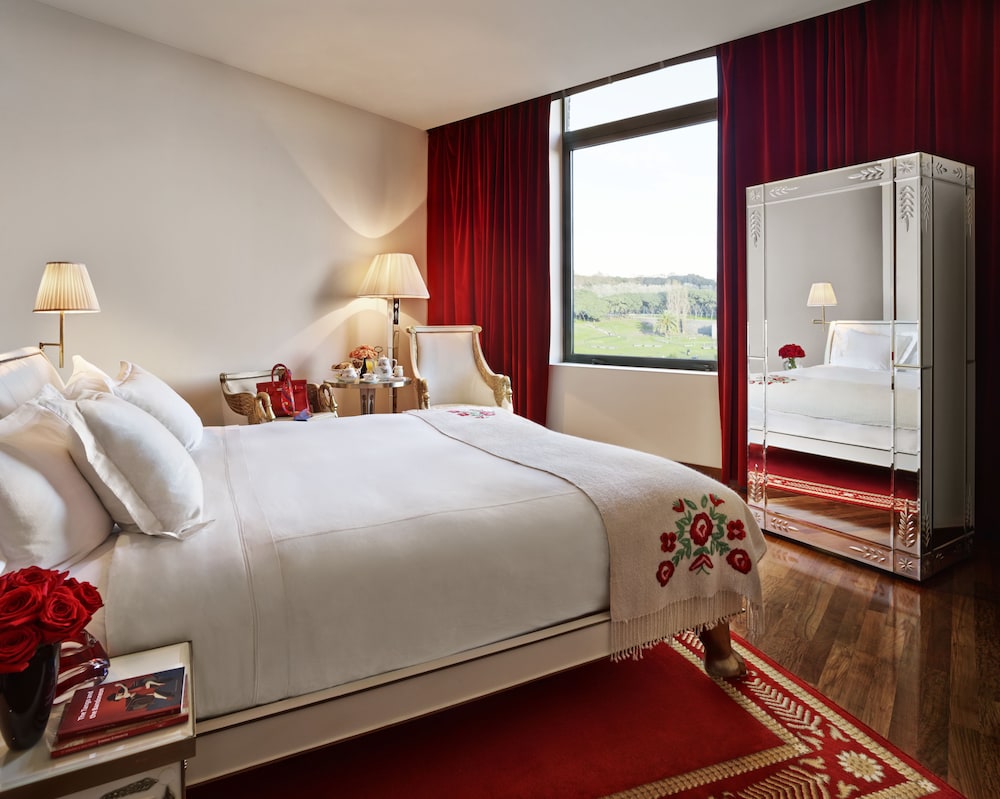 Room (Skyline View)