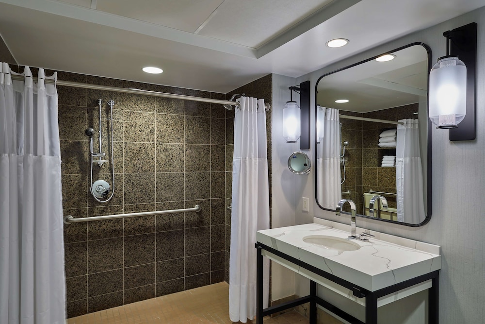 Deluxe Room, 2 Queen Beds, Accessible (Roll-In Shower) thumbnail 5
