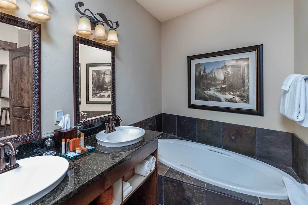 Accessible Two Queen Studio Suite - Photo 9