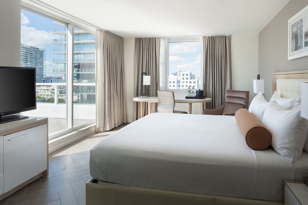 Room, 1 King Bed thumbnail 5