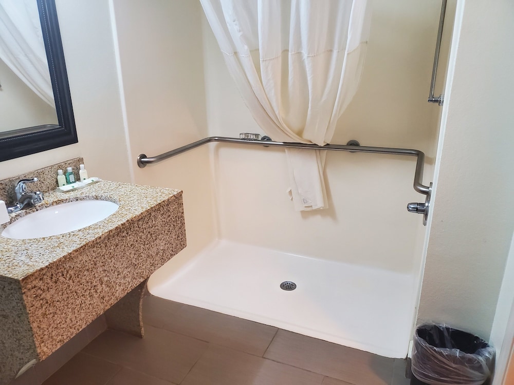 Room, 2 Double Beds, Accessible, Non Smoking - Photo 6