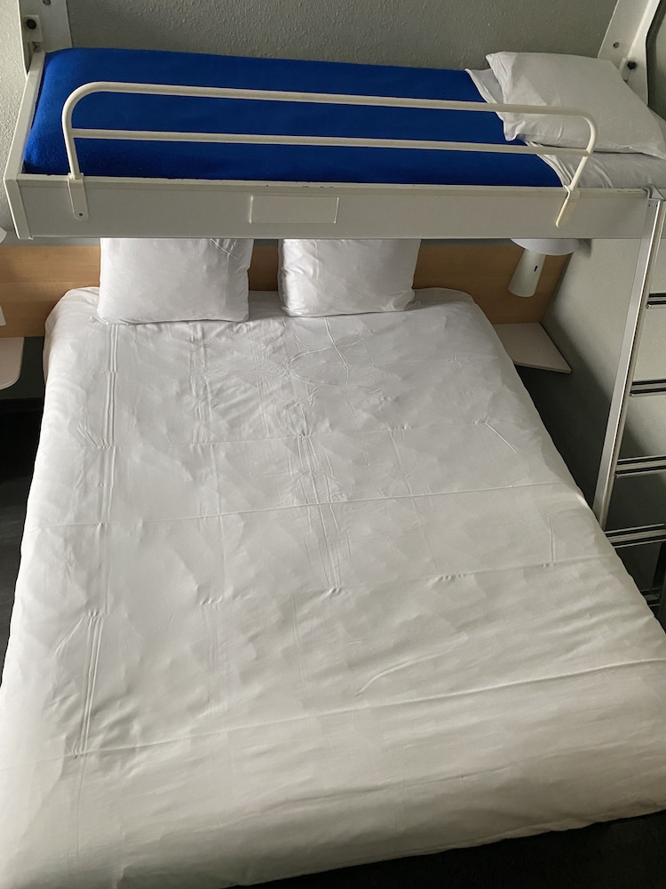 Standard Room, Multiple Beds - Photo 4